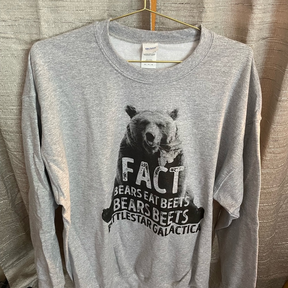 Woman’s fact bear Gildan extra-large gray sweatshirt
